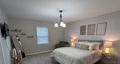 Family Friendly 2 bedroom Apartment in Troy