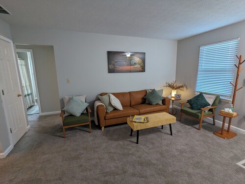 Family Friendly 2 bedroom Apartment in Troy