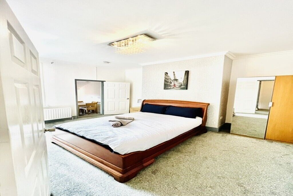 5 bedrooms, iron/ironing board, WiFi, bed sheets