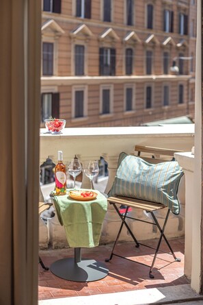 Deluxe Triple Room, Multiple Beds | Outdoor dining - Eufonia Vatican Golden Suites (Roma)