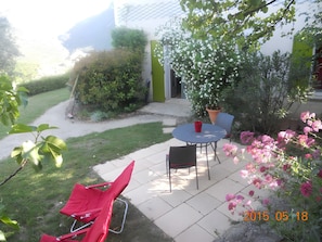 Outdoor dining - Gîte de Maric: Among Olive Trees with Pool, Stunning Mountain Views (Aubres)