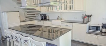 Dünenwarft West: Vacation Home with Sauna & Hot Tub for 14 People