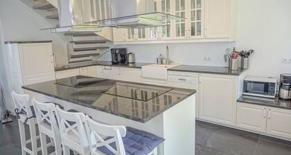 Dünenwarft West: Vacation Home with Sauna & Hot Tub for 14 People