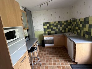 Wasserkocher mit Kaffee-/Teezubehör, Kühlschrank, Mikrowelle, Ofen