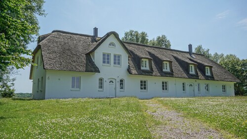 Dünenwarft Thatched-Roof House: Vacation Home for Large Groups with a Wellness Area for 3