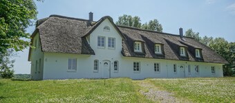 Dünenwarft Thatched-Roof House: Vacation Home for Large Groups with a Wellness Area for 3