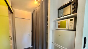 Eine Küche mit einer Mikrowelle und einem Kühlschrank.