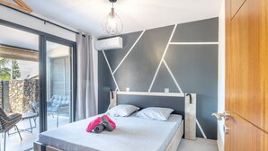 A modern bedroom with a bed, a desk, and a chair. - House with AC and WiFi - 2 guests, near St-Pierre (Saint-Pierre)