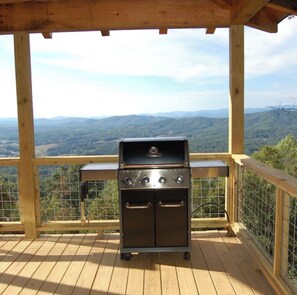Property grounds - 3 Bedroom - LONG RANGE MOUNTAIN VIEWS near John C. Campbell Folk School (Brasstown)