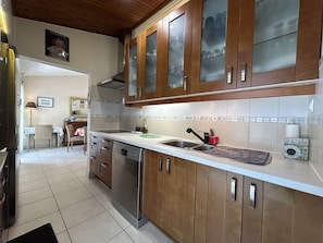 Wasserkocher mit Kaffee-/Teezubehör, Kühlschrank, Mikrowelle, Ofen