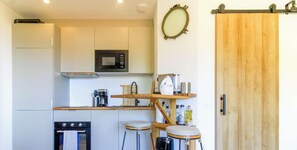 Wasserkocher mit Kaffee-/Teezubehör, Kühlschrank, Mikrowelle, Ofen