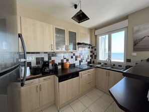 Wasserkocher mit Kaffee-/Teezubehör, Kühlschrank, Mikrowelle, Ofen