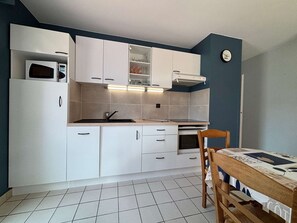 Wasserkocher mit Kaffee-/Teezubehör, Kühlschrank, Mikrowelle, Ofen