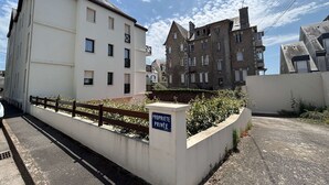 Ein Gebäude mit einem Schild, das privates Eigentum kennzeichnet.