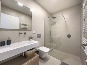 Regadera, secadora de cabello, toallas, papel de baño 