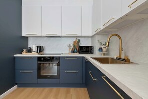 Wasserkocher mit Kaffee-/Teezubehör, Kühlschrank, Mikrowelle, Ofen