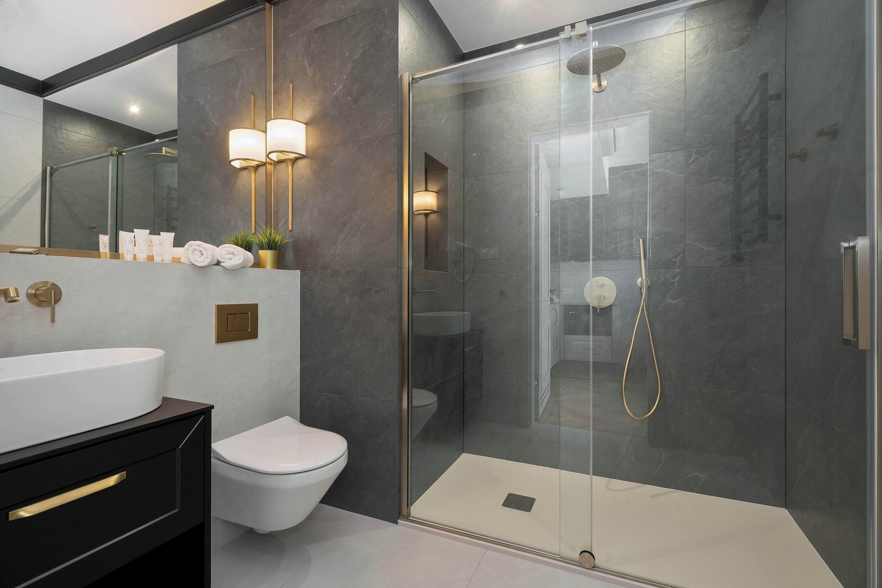 Dusche, Handtücher, Shampoo