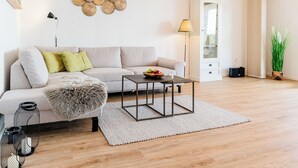 Ein Wohnzimmer mit einer Couch, einem Couchtisch und einer Wanddekoration.