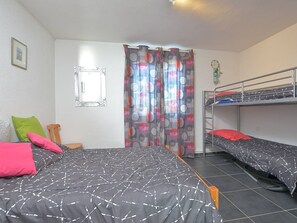 Room - Apartment with sea view - 5 guests (Le Grau-du-Roi)