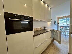 Kjøleskap, mikrobølgeovn, kokeplater og oppvaskmaskin