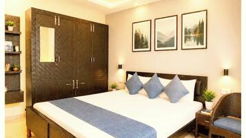 Deluxe Double Room, Multiple Beds | Hypo-allergenic bedding, desk, soundproofing, bed sheets