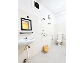 Shower, rainfall showerhead, slippers, towels - Hotel Moon City  (Puri)