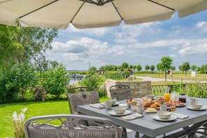 Outdoor dining - Vrbo Property (Loddin)