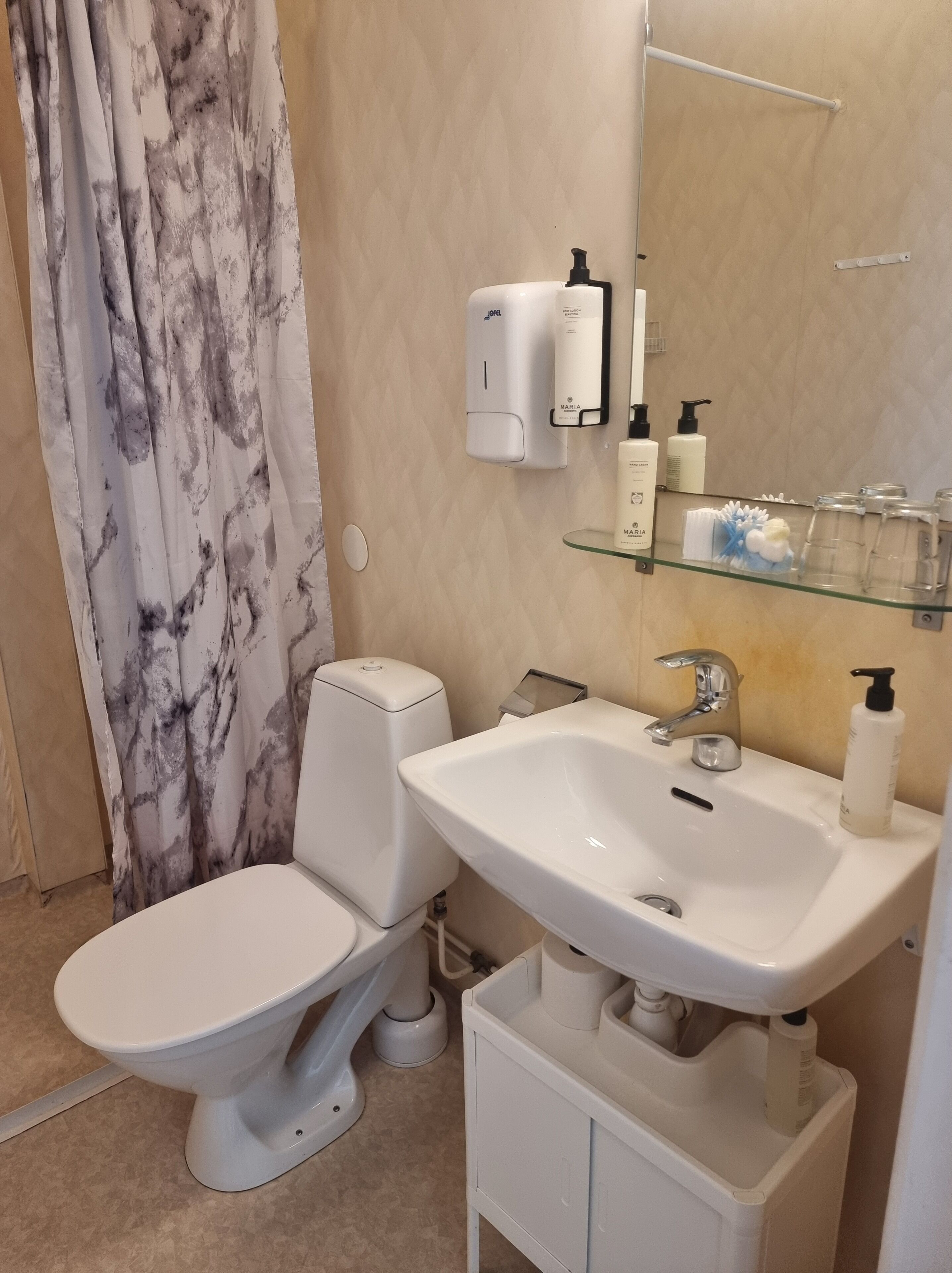 Shower, free toiletries, slippers, towels