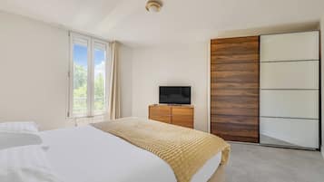 1 bedroom, laptop workspace, iron/ironing board, bed sheets