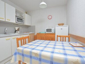 Private kitchen - Apartment with sea view - 6 guests (Le Grau-du-Roi)