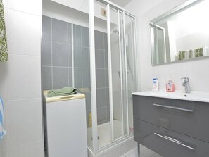 Bathroom - Apartment with sea view - 6 guests (Le Grau-du-Roi)