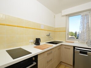 Private kitchen - Lovely apartment, sea view - 6 guests (Le Grau-du-Roi)