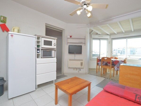 TV - Apartment 2 pools, glazed loggia - 4 guests (Le Grau-du-Roi)