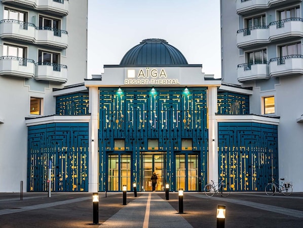 A building with a dome and the sign 'AIGA RESORT THERMAL' above the entrance. - Four-guest Getaway in Chatel-guyon (Chatel-Guyon)