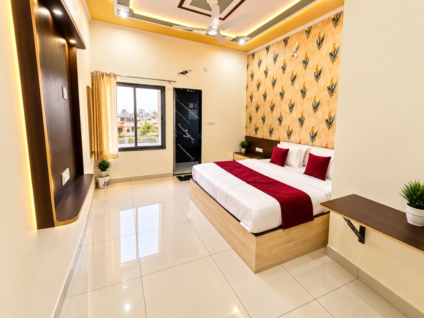 Una habitación de hotel moderna con una cama, una mesita de noche y un ventanal con cortinas.
