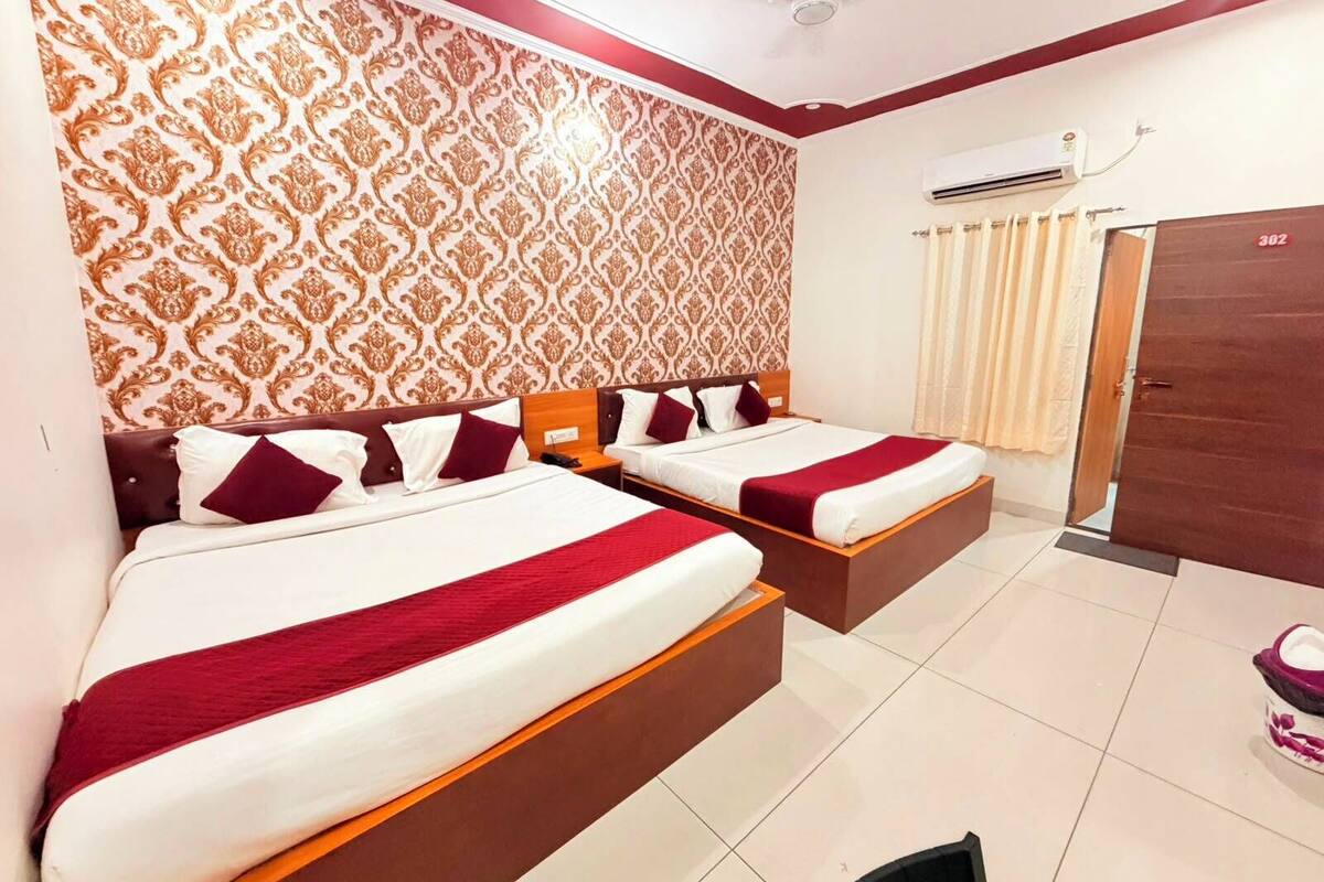 Family Room | Desk, WiFi (free), bed sheets