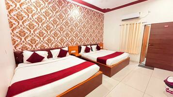 Family Room | Desk, free WiFi, bed sheets