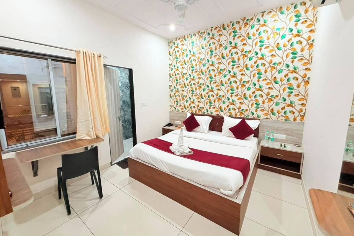 Deluxe Room | Desk, WiFi (free), bed sheets