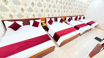 Grand Double Room | Desk, free WiFi, bed sheets