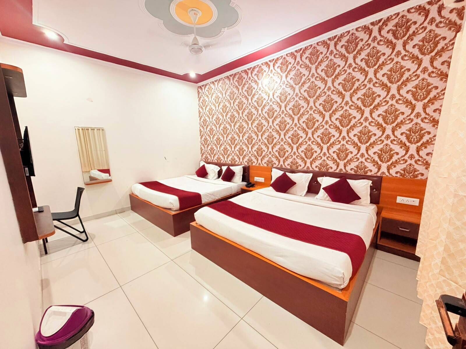 Family Room | Desk, free WiFi, bed sheets