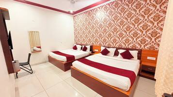 Family Room | Desk, free WiFi, bed sheets