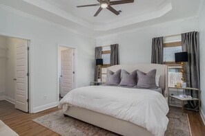 3 Schlafzimmer, Schreibtisch, Bügeleisen/Bügelbrett, WLAN