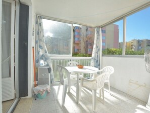 Dining - Comfortable apartment, city center - 6 guests (Le Grau-du-Roi)
