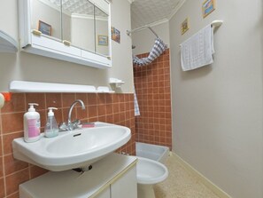 Bathroom - Comfortable apartment, city center - 6 guests (Le Grau-du-Roi)