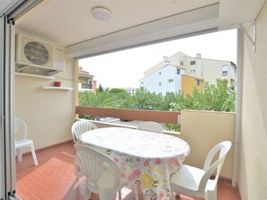 Outdoor dining - Apartment with AC, parking - 5 guests (Le Grau-du-Roi)