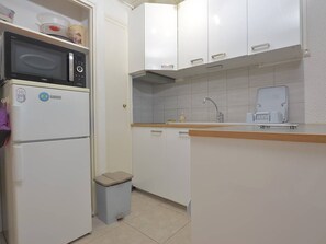 Private kitchen - Seafront apartment - 4 guests (Le Grau-du-Roi)