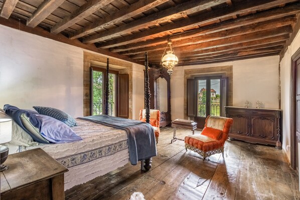 7 bedrooms, iron/ironing board, WiFi, bed sheets