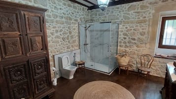 Douche, sèche-cheveux, serviettes fournies