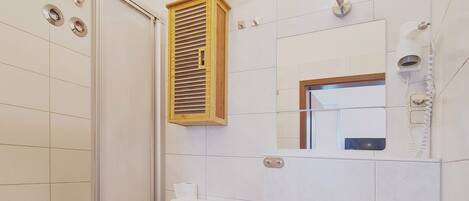 Douche, séchoir à cheveux, serviettes fournies, savon