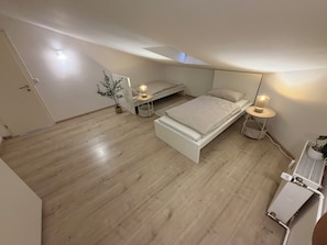 Iron/ironing board, free WiFi, bed sheets - Apartment for 8 people - Near FRA Airport (Kelsterbach)